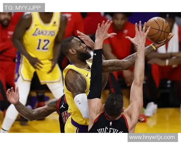 湖人队遭遇三连败，詹姆斯状态异常低迷，球队陷入危机！